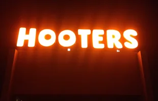 ป้ายตัวอักษรไฟLED ร้านHOOTER กรุงเทพฯ